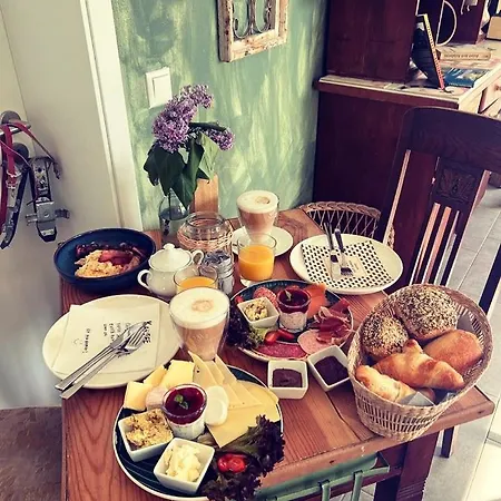 Хостел Zweibettzimmer Mit Gemeinschaftsbad-,kueche & Wohnzimmer